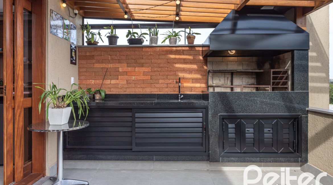 Casa à venda com 211m², 3 dormitórios, 1 suíte, 2 vagas, no bairro Vila Assunção em Porto Alegre