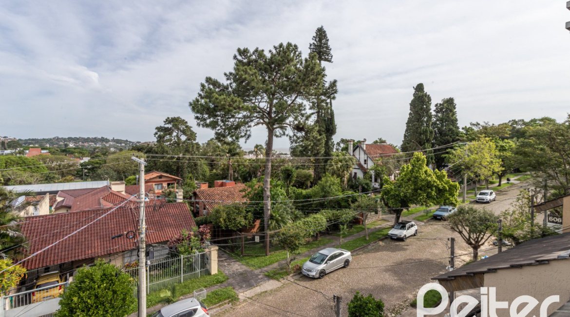 Casa à venda com 211m², 3 dormitórios, 1 suíte, 2 vagas, no bairro Vila Assunção em Porto Alegre