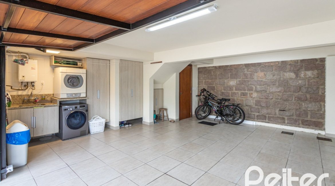 Casa à venda com 211m², 3 dormitórios, 1 suíte, 2 vagas, no bairro Vila Assunção em Porto Alegre