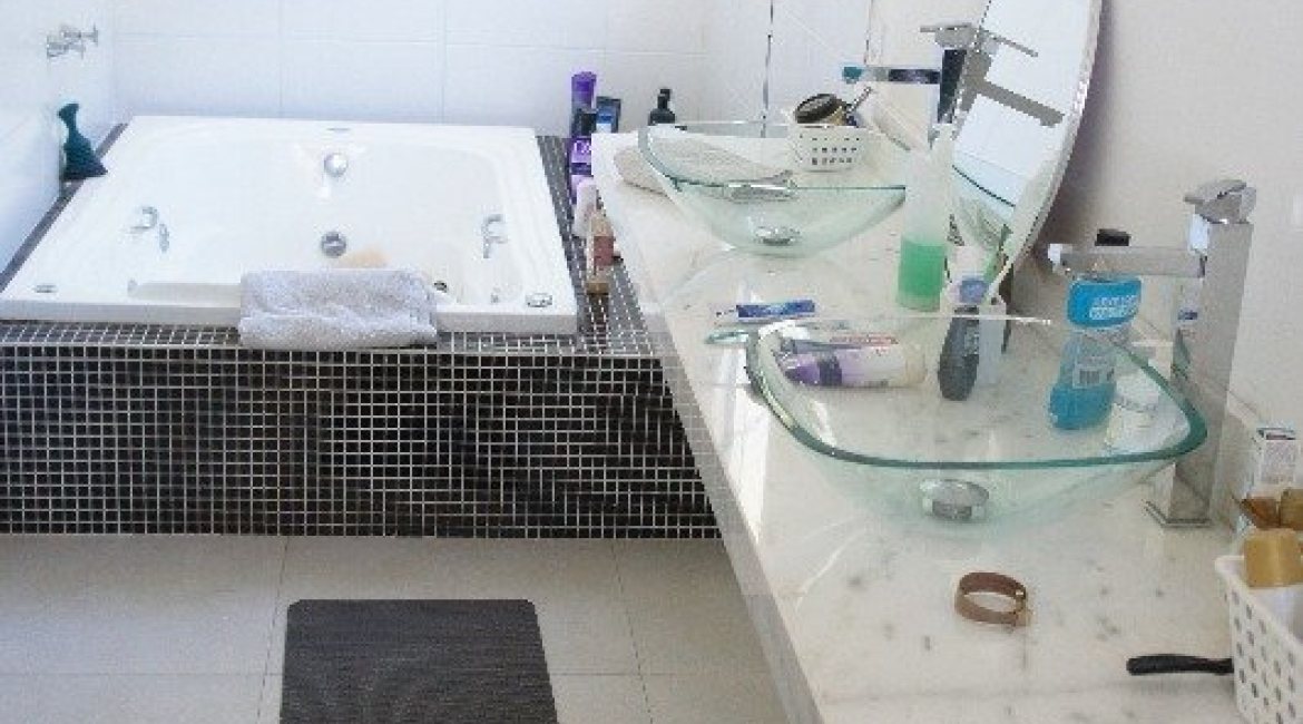 Casa em Condomínio à venda com 288m², 3 dormitórios, 3 suítes, 4 vagas, no bairro Terra Ville em PORTO ALEGRE