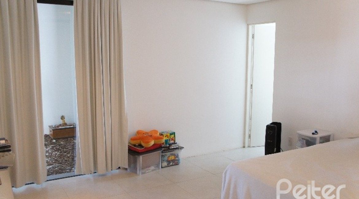 Casa em Condomínio à venda com 288m², 3 dormitórios, 3 suítes, 4 vagas, no bairro Terra Ville em PORTO ALEGRE