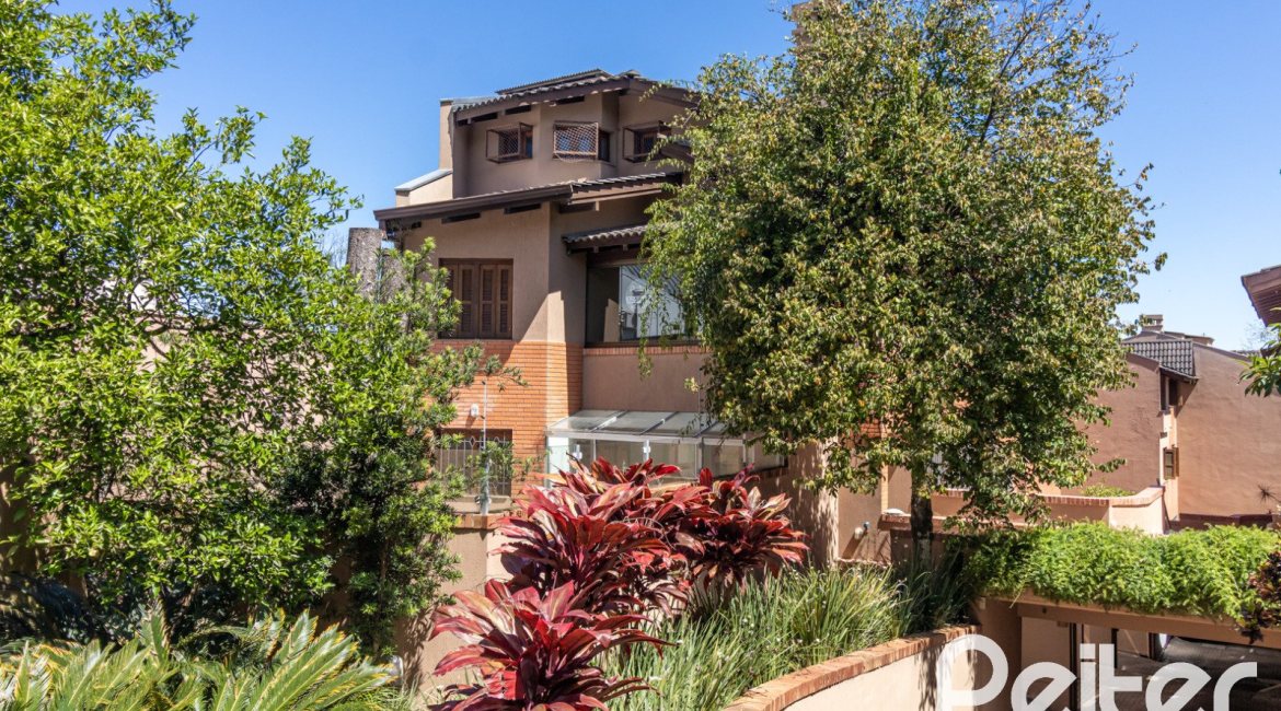 Casa em Condomínio à venda com 292m², 4 dormitórios, 2 suítes, 3 vagas, no bairro Vila Assunção em Porto Alegre