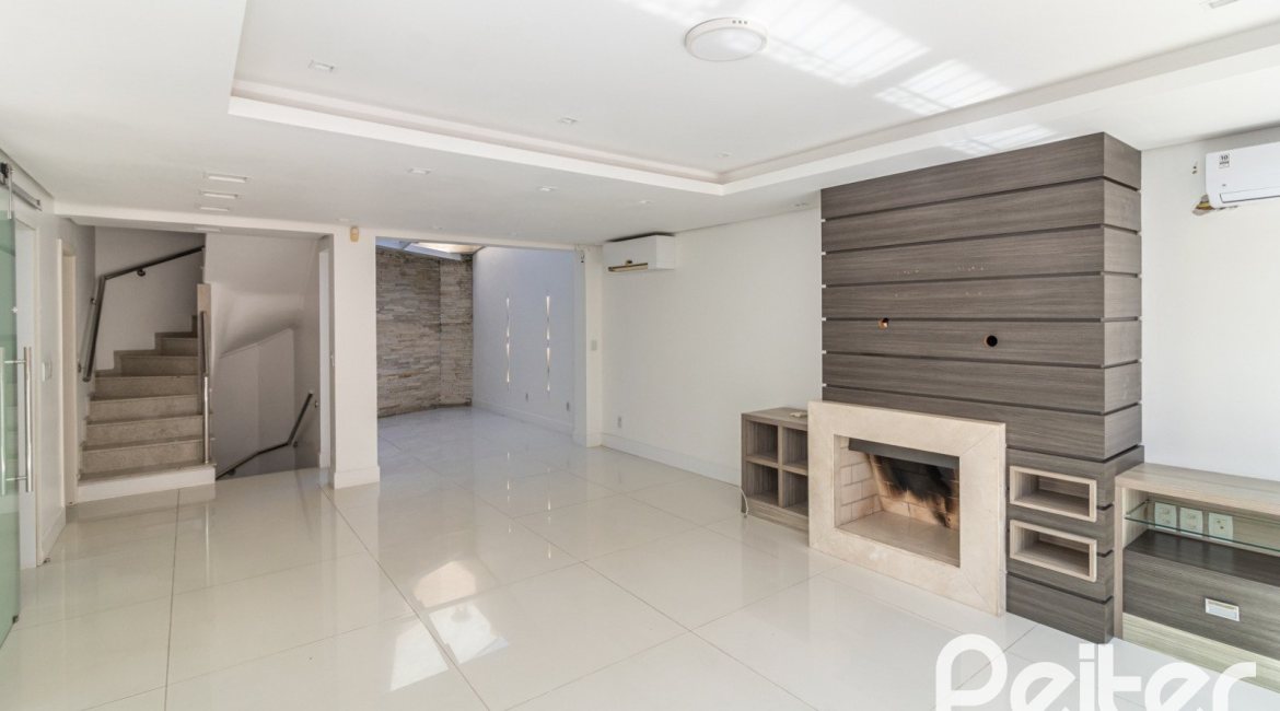 Casa em Condomínio à venda com 292m², 4 dormitórios, 2 suítes, 3 vagas, no bairro Vila Assunção em Porto Alegre