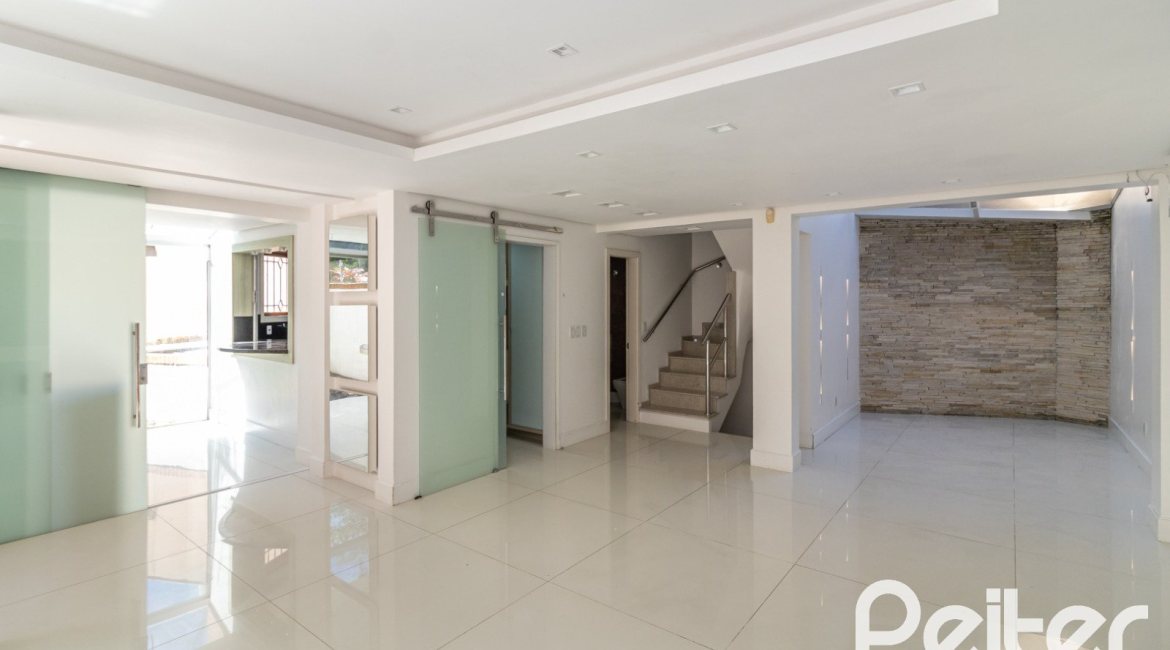 Casa em Condomínio à venda com 292m², 4 dormitórios, 2 suítes, 3 vagas, no bairro Vila Assunção em Porto Alegre