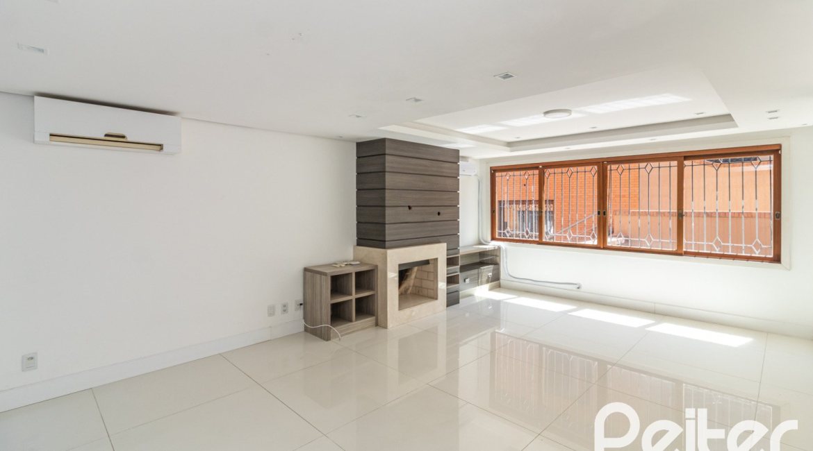 Casa em Condomínio à venda com 292m², 4 dormitórios, 2 suítes, 3 vagas, no bairro Vila Assunção em Porto Alegre