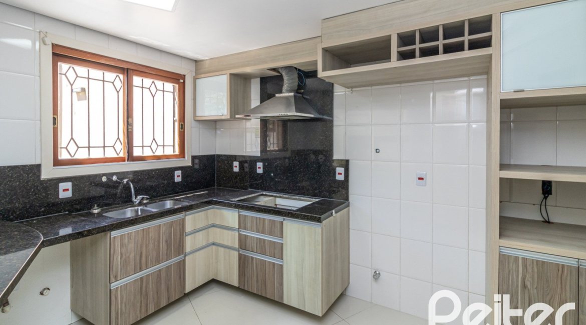 Casa em Condomínio à venda com 292m², 4 dormitórios, 2 suítes, 3 vagas, no bairro Vila Assunção em Porto Alegre