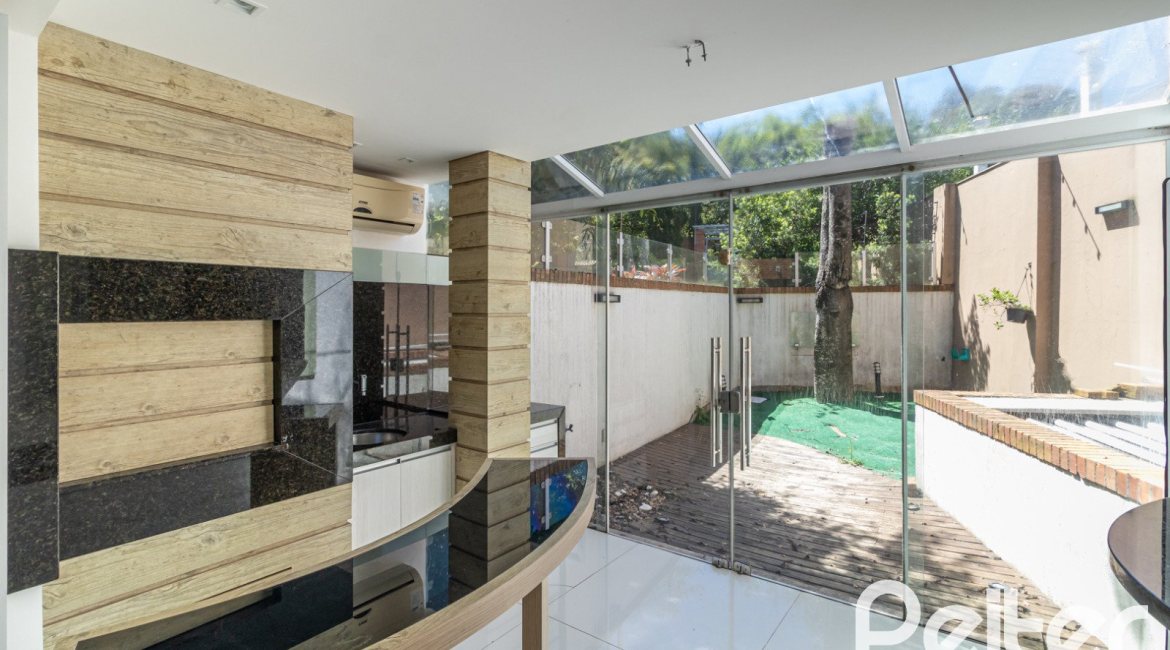 Casa em Condomínio à venda com 292m², 4 dormitórios, 2 suítes, 3 vagas, no bairro Vila Assunção em Porto Alegre