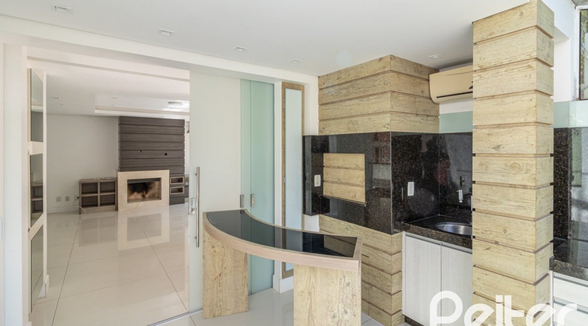 Casa em Condomínio à venda com 292m², 4 dormitórios, 2 suítes, 3 vagas, no bairro Vila Assunção em Porto Alegre