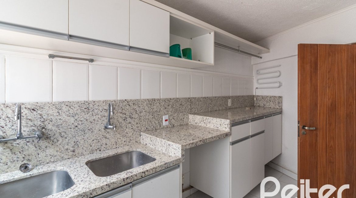 Casa em Condomínio à venda com 292m², 4 dormitórios, 2 suítes, 3 vagas, no bairro Vila Assunção em Porto Alegre