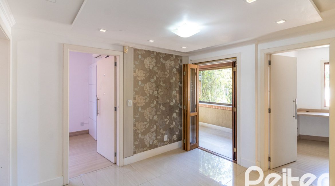 Casa em Condomínio à venda com 292m², 4 dormitórios, 2 suítes, 3 vagas, no bairro Vila Assunção em Porto Alegre