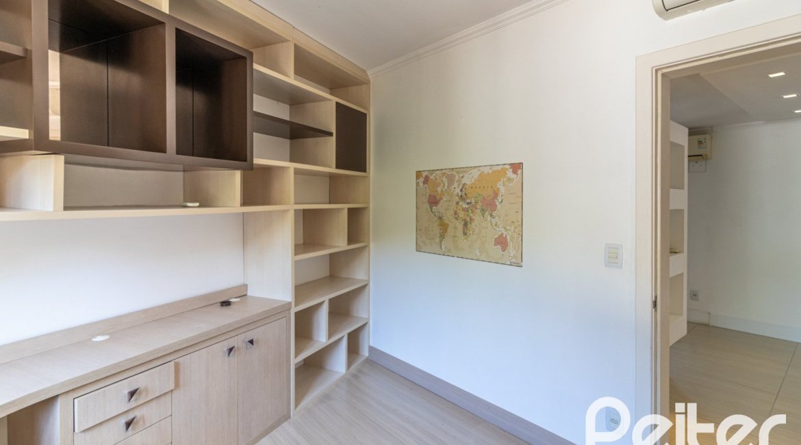 Casa em Condomínio à venda com 292m², 4 dormitórios, 2 suítes, 3 vagas, no bairro Vila Assunção em Porto Alegre