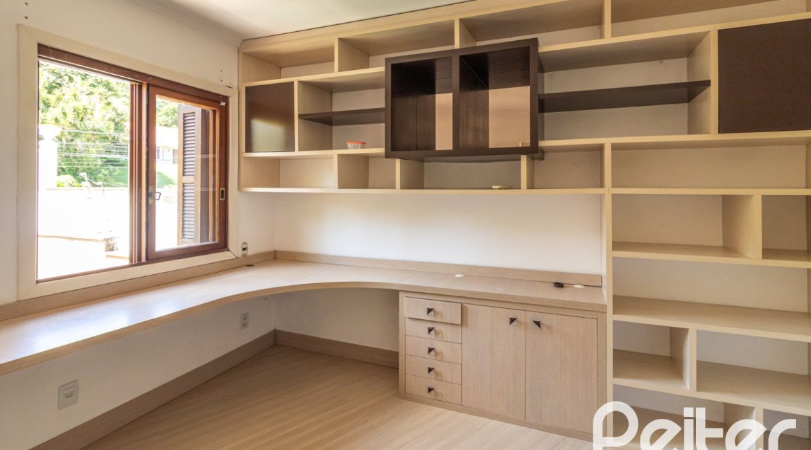 Casa em Condomínio à venda com 292m², 4 dormitórios, 2 suítes, 3 vagas, no bairro Vila Assunção em Porto Alegre