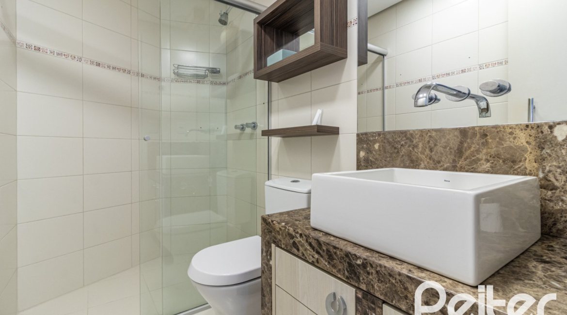 Casa em Condomínio à venda com 292m², 4 dormitórios, 2 suítes, 3 vagas, no bairro Vila Assunção em Porto Alegre