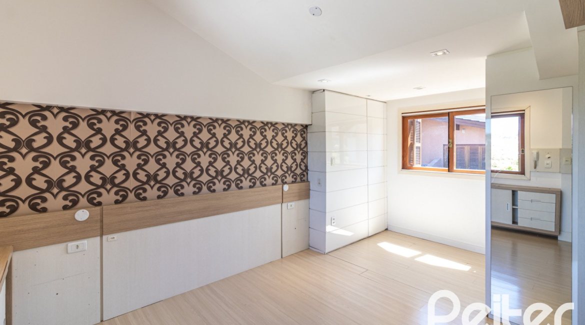 Casa em Condomínio à venda com 292m², 4 dormitórios, 2 suítes, 3 vagas, no bairro Vila Assunção em Porto Alegre