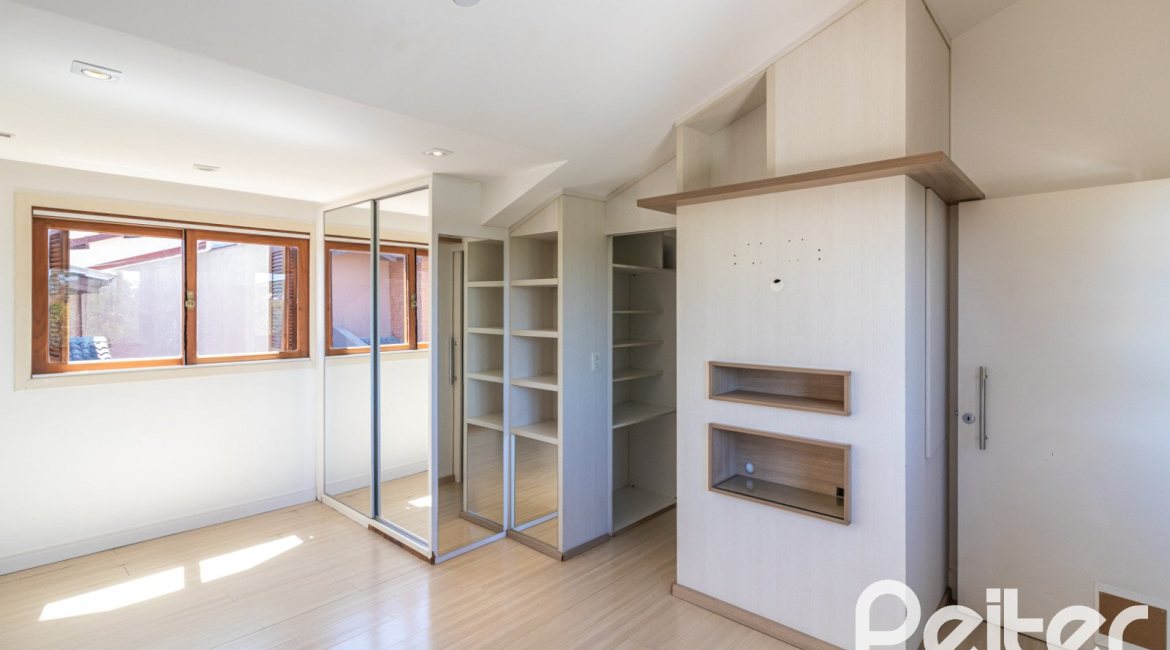 Casa em Condomínio à venda com 292m², 4 dormitórios, 2 suítes, 3 vagas, no bairro Vila Assunção em Porto Alegre