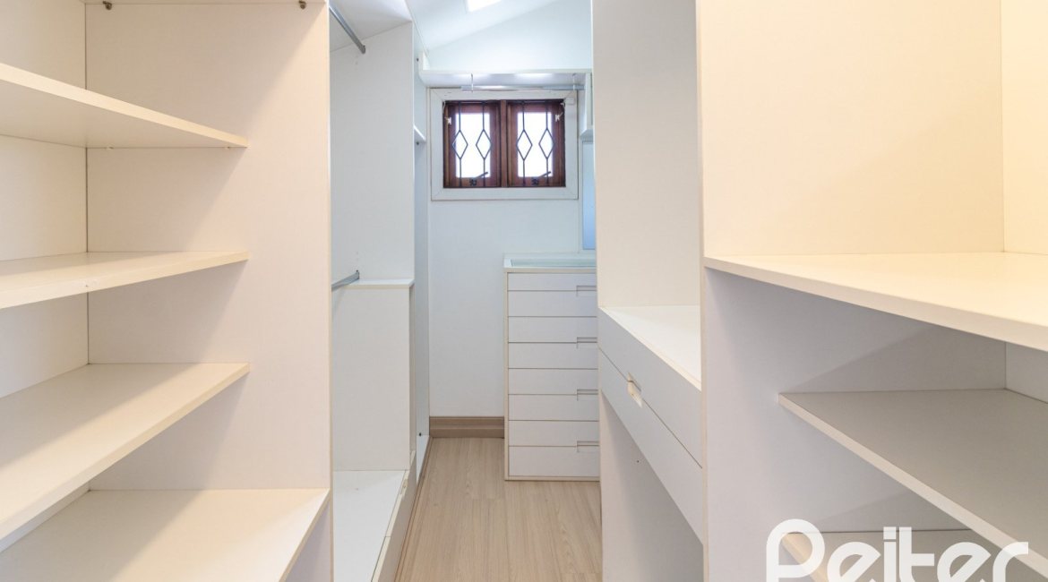 Casa em Condomínio à venda com 292m², 4 dormitórios, 2 suítes, 3 vagas, no bairro Vila Assunção em Porto Alegre