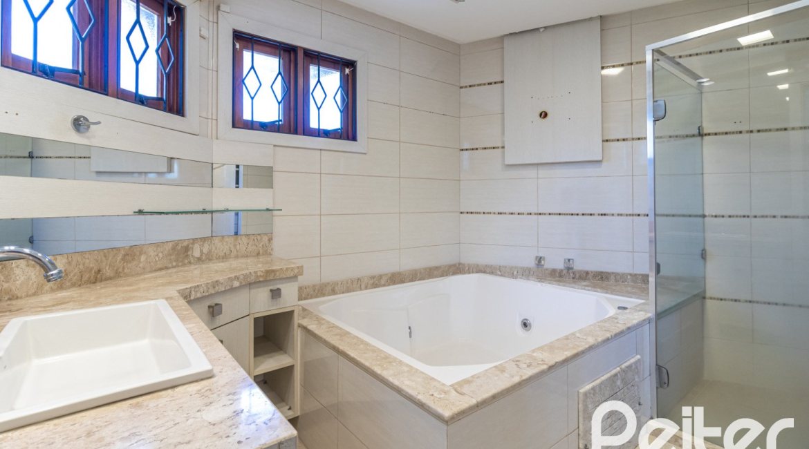 Casa em Condomínio à venda com 292m², 4 dormitórios, 2 suítes, 3 vagas, no bairro Vila Assunção em Porto Alegre