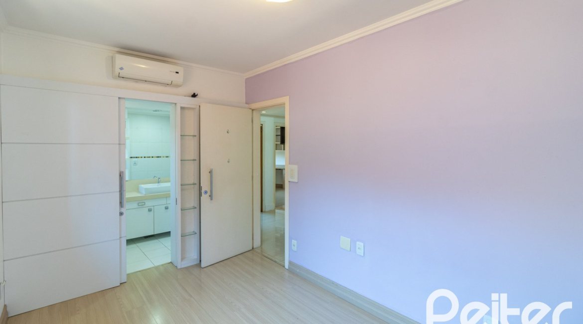 Casa em Condomínio à venda com 292m², 4 dormitórios, 2 suítes, 3 vagas, no bairro Vila Assunção em Porto Alegre