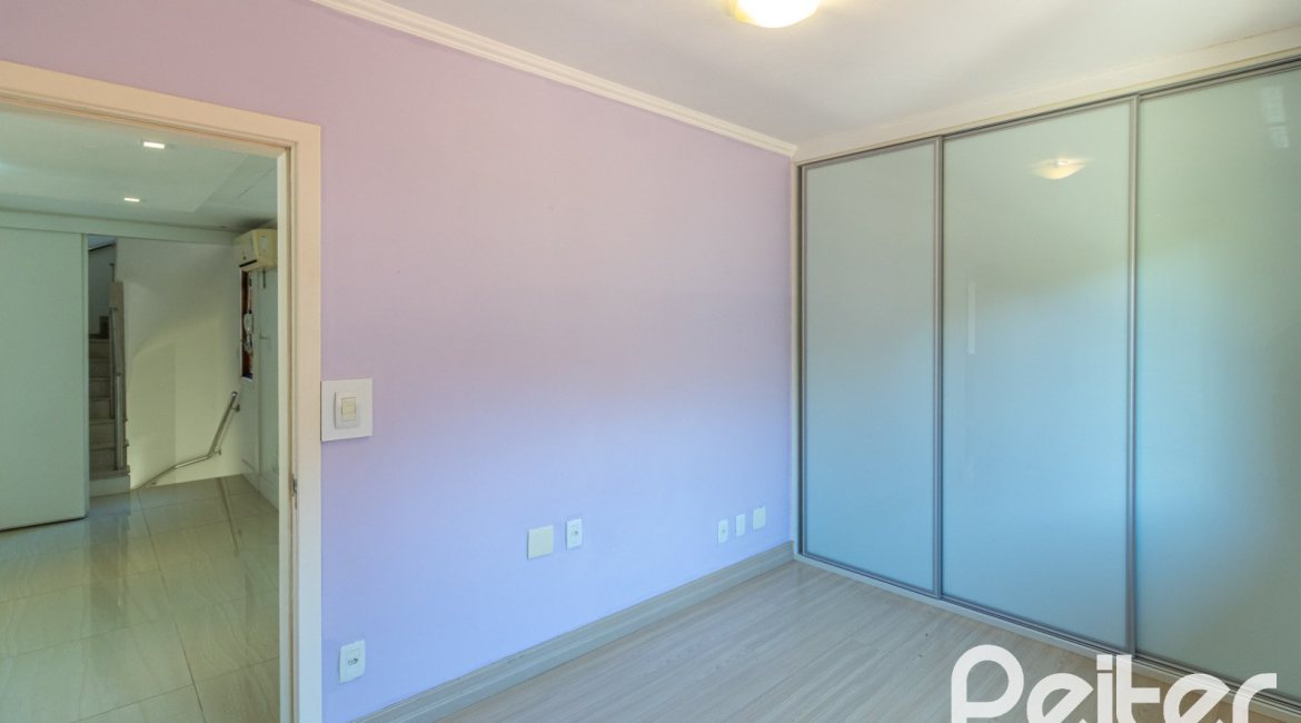 Casa em Condomínio à venda com 292m², 4 dormitórios, 2 suítes, 3 vagas, no bairro Vila Assunção em Porto Alegre