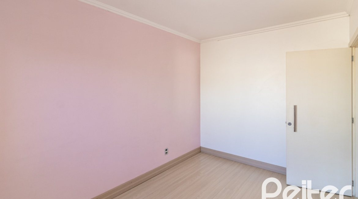 Casa em Condomínio à venda com 292m², 4 dormitórios, 2 suítes, 3 vagas, no bairro Vila Assunção em Porto Alegre