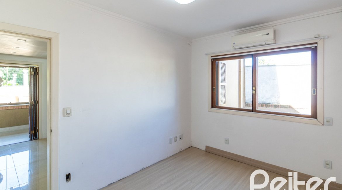 Casa em Condomínio à venda com 292m², 4 dormitórios, 2 suítes, 3 vagas, no bairro Vila Assunção em Porto Alegre