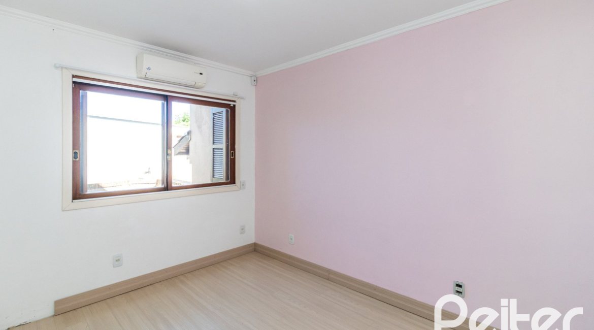 Casa em Condomínio à venda com 292m², 4 dormitórios, 2 suítes, 3 vagas, no bairro Vila Assunção em Porto Alegre