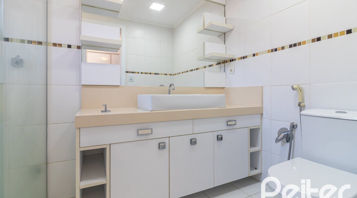 Casa em Condomínio à venda com 292m², 4 dormitórios, 2 suítes, 3 vagas, no bairro Vila Assunção em Porto Alegre