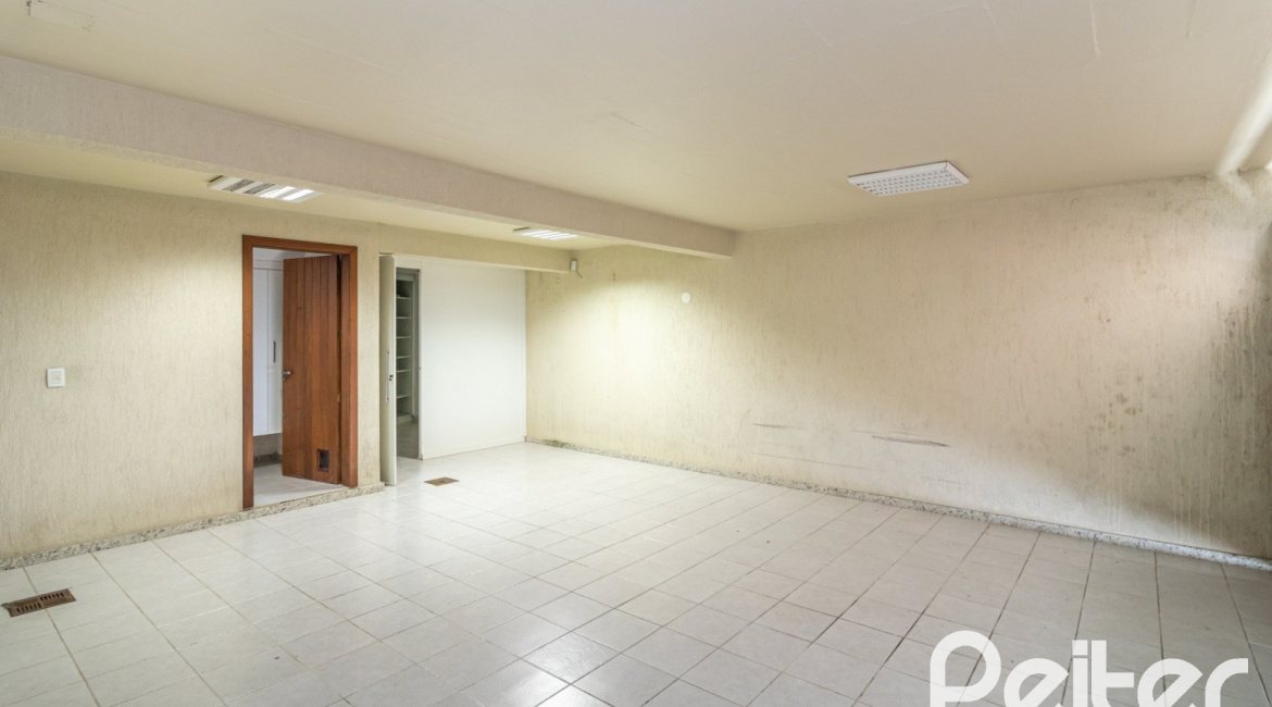 Casa em Condomínio à venda com 292m², 4 dormitórios, 2 suítes, 3 vagas, no bairro Vila Assunção em Porto Alegre