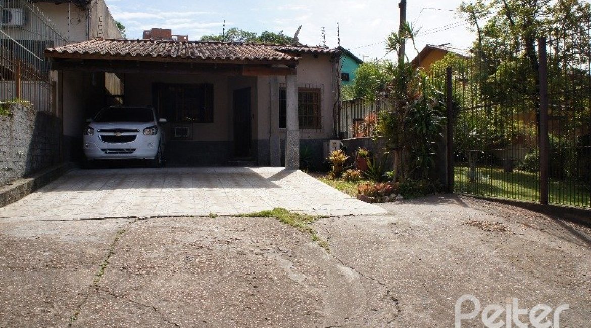 Casa à venda com 156m², 3 dormitórios, 1 suíte, 3 vagas, no bairro Vila Nova em Porto Alegre