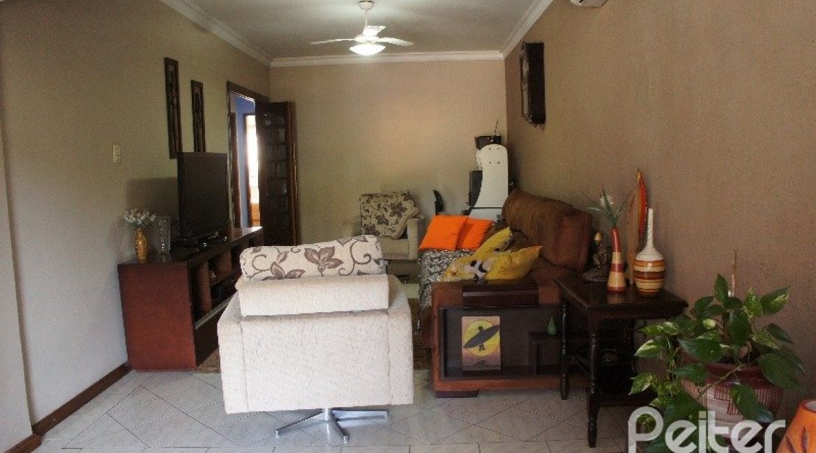 Casa à venda com 156m², 3 dormitórios, 1 suíte, 3 vagas, no bairro Vila Nova em Porto Alegre