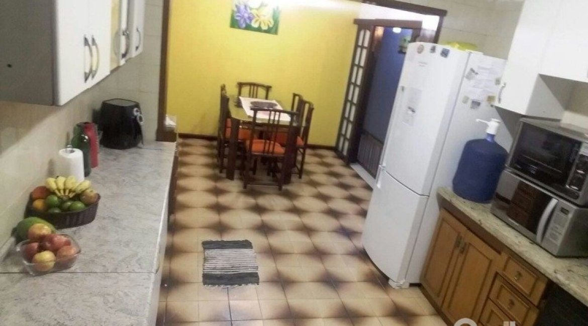 Casa à venda com 156m², 3 dormitórios, 1 suíte, 3 vagas, no bairro Vila Nova em Porto Alegre