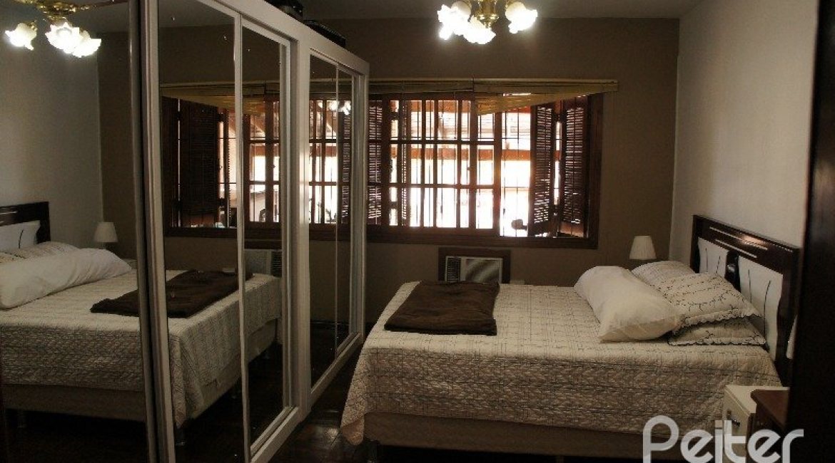 Casa à venda com 156m², 3 dormitórios, 1 suíte, 3 vagas, no bairro Vila Nova em Porto Alegre