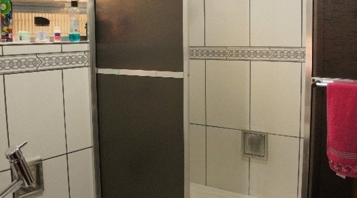 Casa à venda com 156m², 3 dormitórios, 1 suíte, 3 vagas, no bairro Vila Nova em Porto Alegre