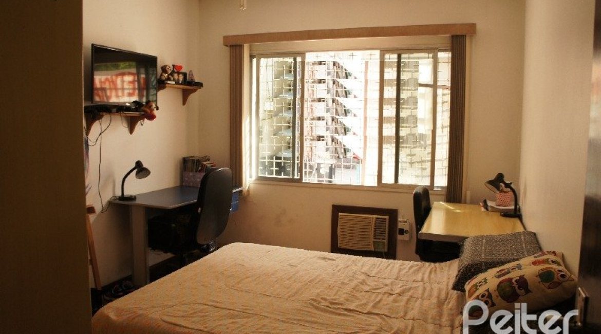 Casa à venda com 156m², 3 dormitórios, 1 suíte, 3 vagas, no bairro Vila Nova em Porto Alegre