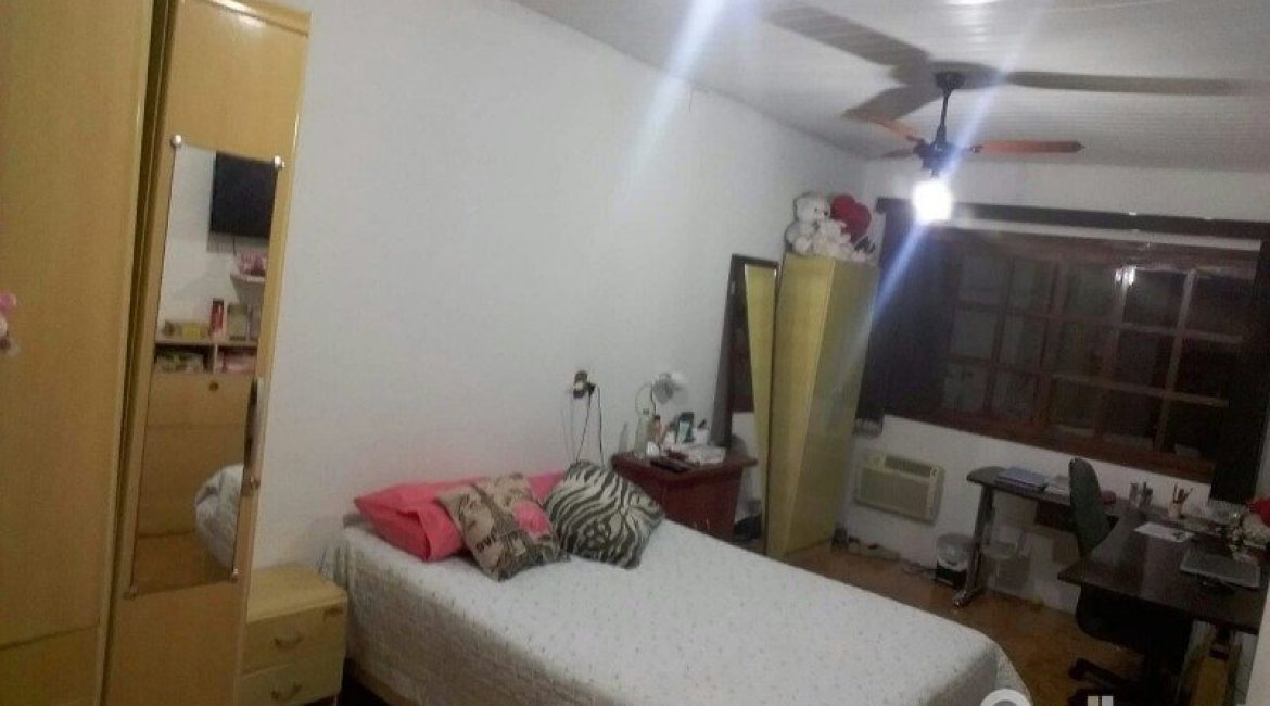 Casa à venda com 156m², 3 dormitórios, 1 suíte, 3 vagas, no bairro Vila Nova em Porto Alegre