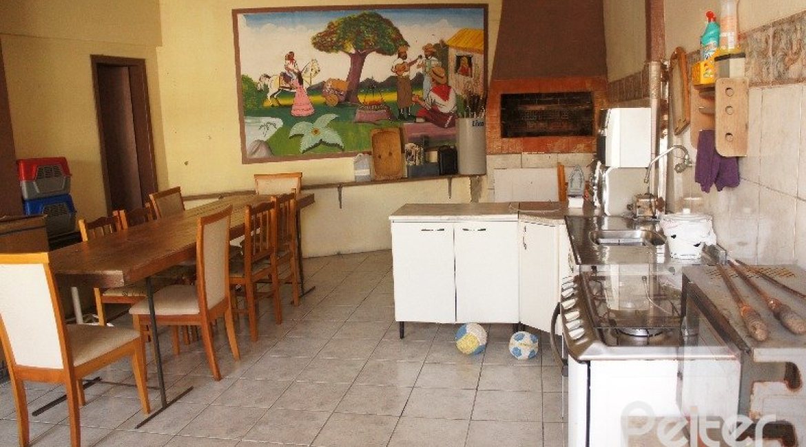 Casa à venda com 156m², 3 dormitórios, 1 suíte, 3 vagas, no bairro Vila Nova em Porto Alegre