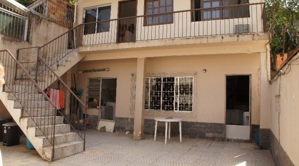 Casa à venda com 156m², 3 dormitórios, 1 suíte, 3 vagas, no bairro Vila Nova em Porto Alegre