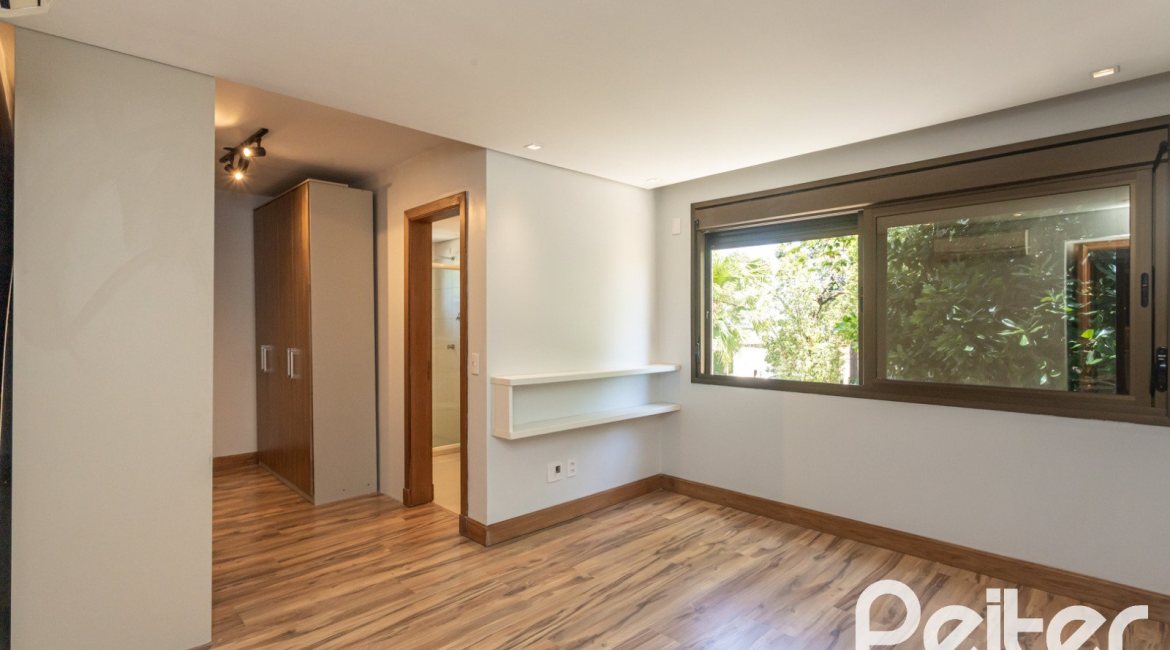 Apartamento à venda com 154m², 3 dormitórios, 1 suíte, 4 vagas, no bairro Tristeza em PORTO ALEGRE