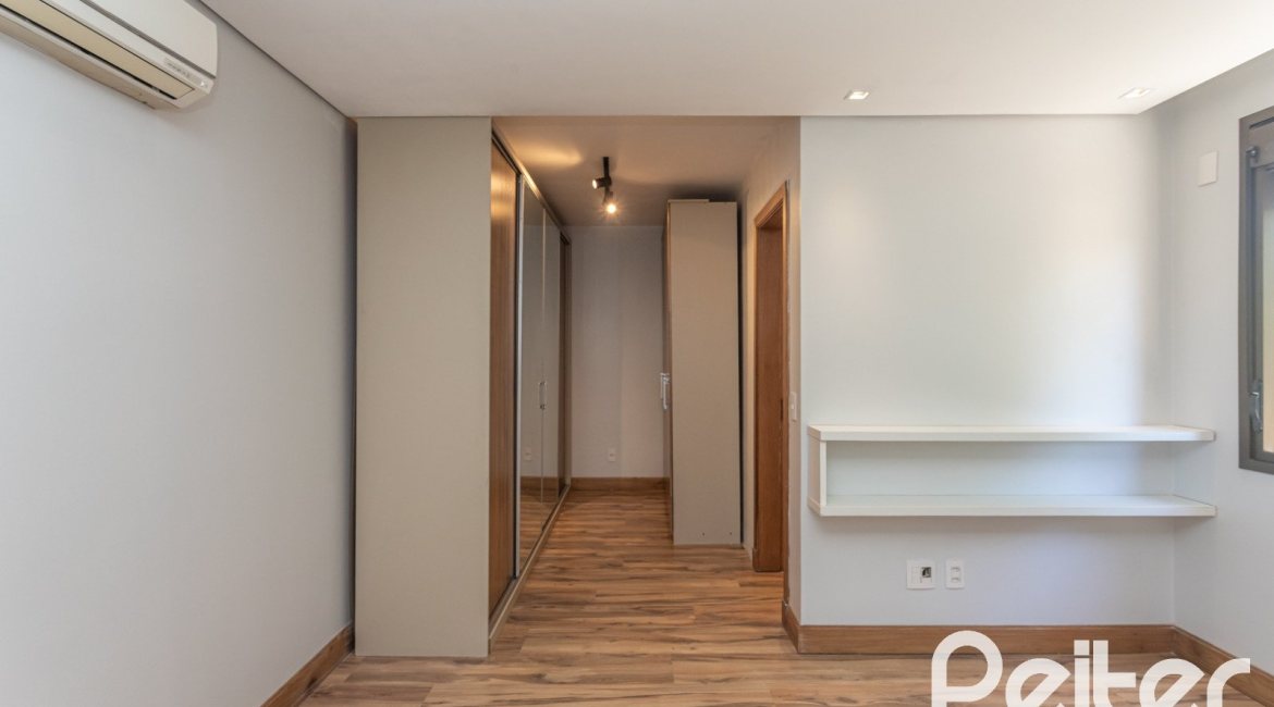 Apartamento à venda com 154m², 3 dormitórios, 1 suíte, 4 vagas, no bairro Tristeza em PORTO ALEGRE