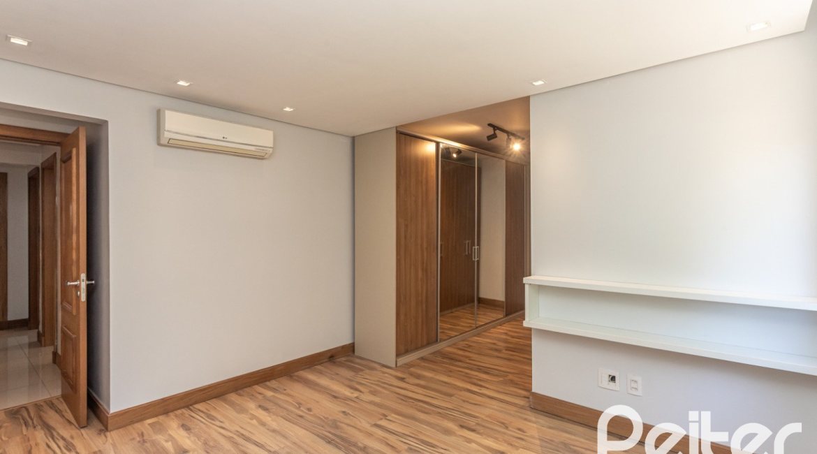 Apartamento à venda com 154m², 3 dormitórios, 1 suíte, 4 vagas, no bairro Tristeza em PORTO ALEGRE
