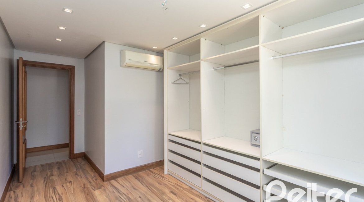 Apartamento à venda com 154m², 3 dormitórios, 1 suíte, 4 vagas, no bairro Tristeza em PORTO ALEGRE