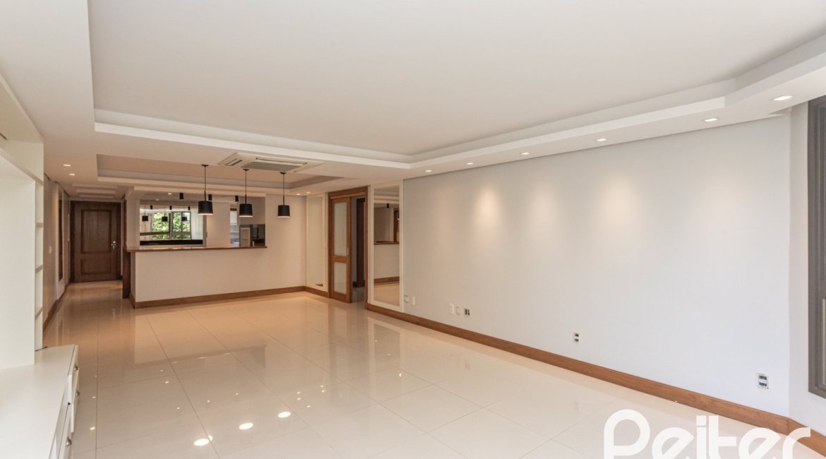 Apartamento à venda com 154m², 3 dormitórios, 1 suíte, 4 vagas, no bairro Tristeza em PORTO ALEGRE