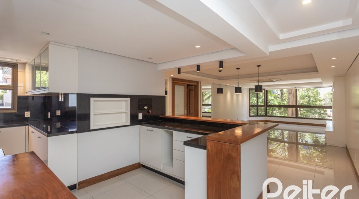 Apartamento à venda com 154m², 3 dormitórios, 1 suíte, 4 vagas, no bairro Tristeza em PORTO ALEGRE