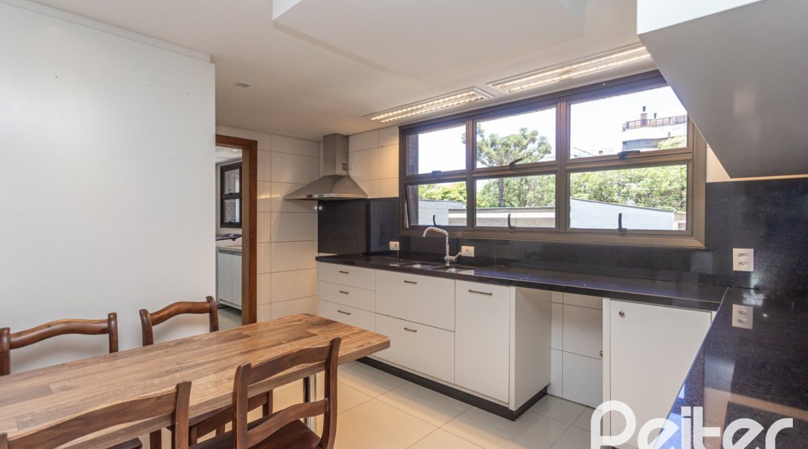 Apartamento à venda com 154m², 3 dormitórios, 1 suíte, 4 vagas, no bairro Tristeza em PORTO ALEGRE