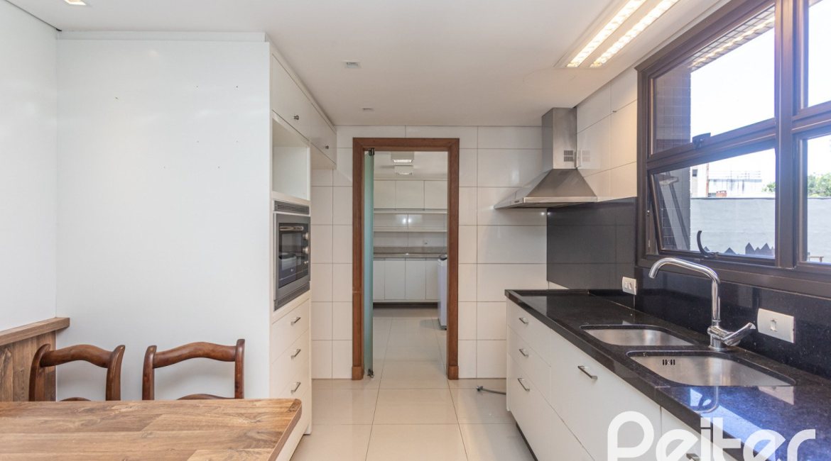 Apartamento à venda com 154m², 3 dormitórios, 1 suíte, 4 vagas, no bairro Tristeza em PORTO ALEGRE