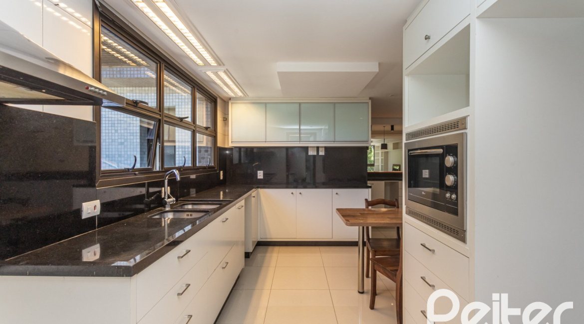 Apartamento à venda com 154m², 3 dormitórios, 1 suíte, 4 vagas, no bairro Tristeza em PORTO ALEGRE