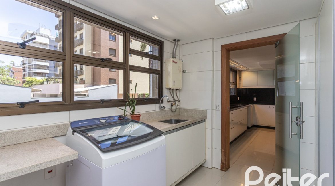 Apartamento à venda com 154m², 3 dormitórios, 1 suíte, 4 vagas, no bairro Tristeza em PORTO ALEGRE