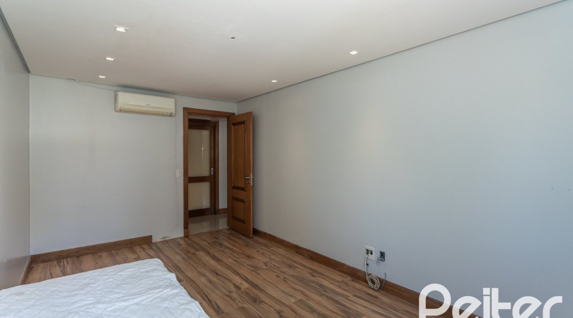Apartamento à venda com 154m², 3 dormitórios, 1 suíte, 4 vagas, no bairro Tristeza em PORTO ALEGRE