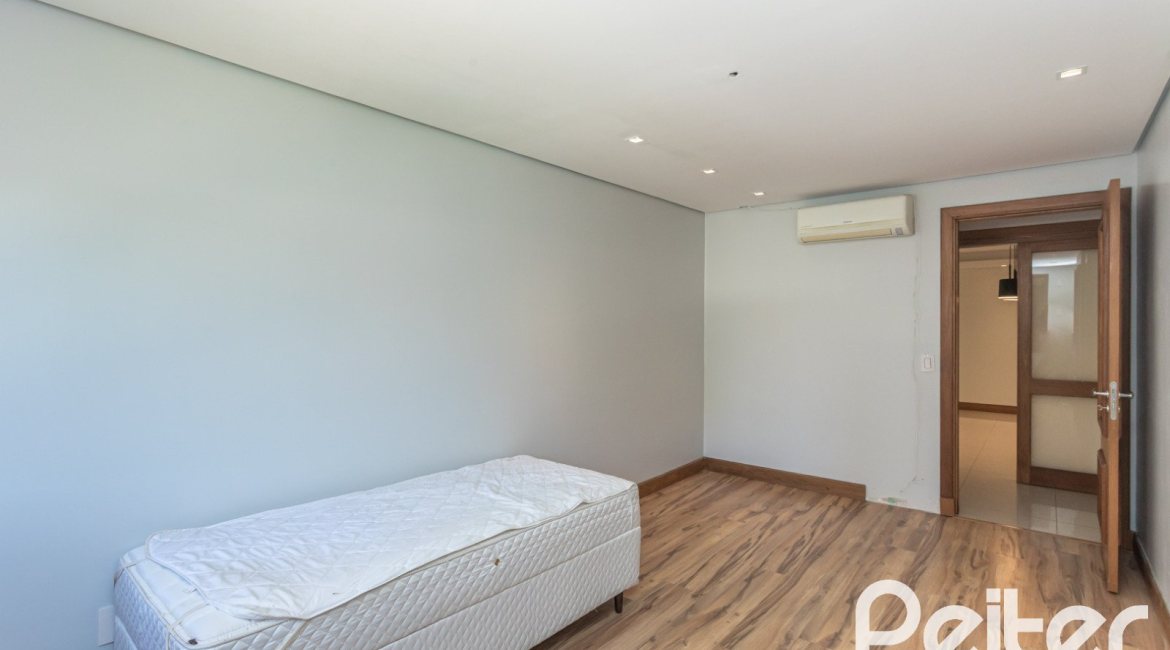 Apartamento à venda com 154m², 3 dormitórios, 1 suíte, 4 vagas, no bairro Tristeza em PORTO ALEGRE