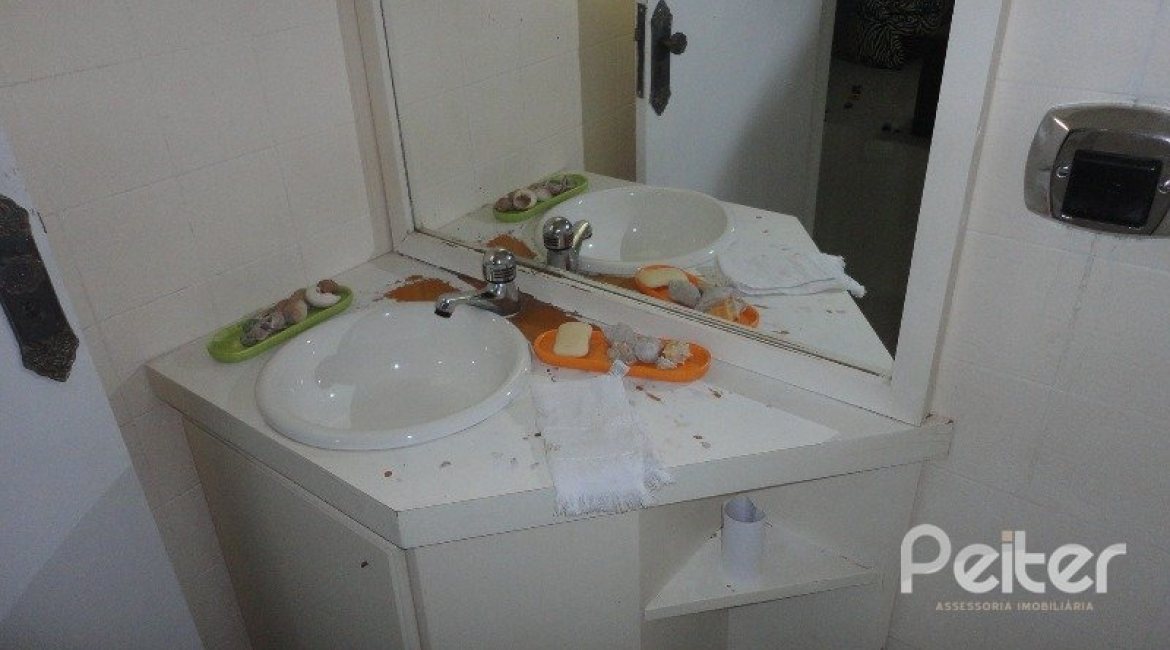 Casa à venda com 149m², 3 dormitórios, 1 suíte, 3 vagas, no bairro Ipanema em Porto Alegre